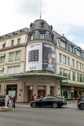 24-Rue-de-Sèvres;-Advertising-banner;-Arched-dormer-window;-Babel-show;-Car;-Choreography;-Culture;-Department-store;-Glazed-canopy;-Kaleidos;-Kaleidos-images;-La-parole-à-limage;-Luxury-retail;-Mansard-roof;-Mourad-Merzouki;-Parisian-architecture;-Signage;-Stories-Pictures;-Tarek-Charara;-Wrought-iron-balcony